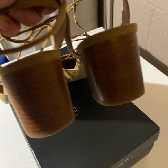 Tahari heels. Size 9.5 - Picture 2 of 4